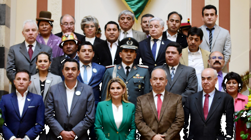 Fiscalía desata aprehensiones y allanamientos y Policía busca a la expresidenta Añez