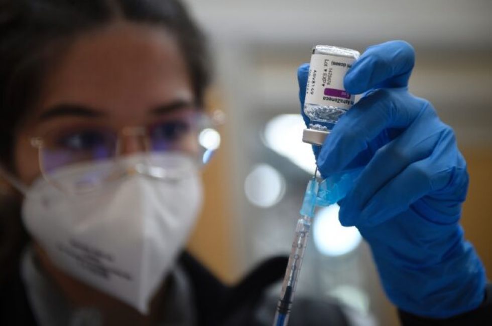 UE sufre retraso en entrega de vacunas AstraZeneca, recomendada por la OMS pese a temores sanitarios