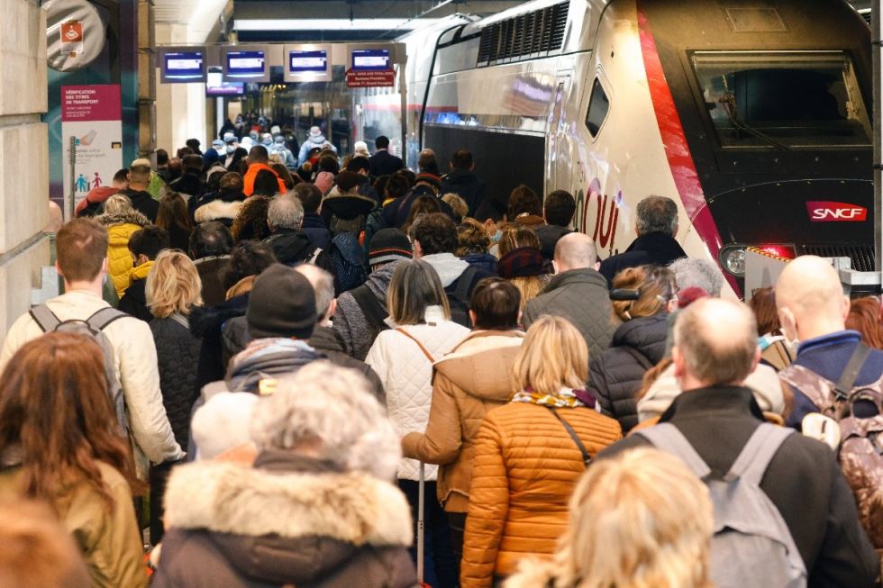 Parisinos intentan salir de la ciudad antes del confinamiento