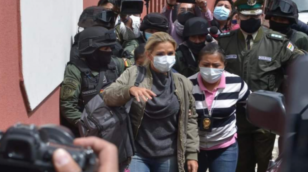 Justicia amplía detención preventiva de Jeanine Áñez y dos exministros a seis meses