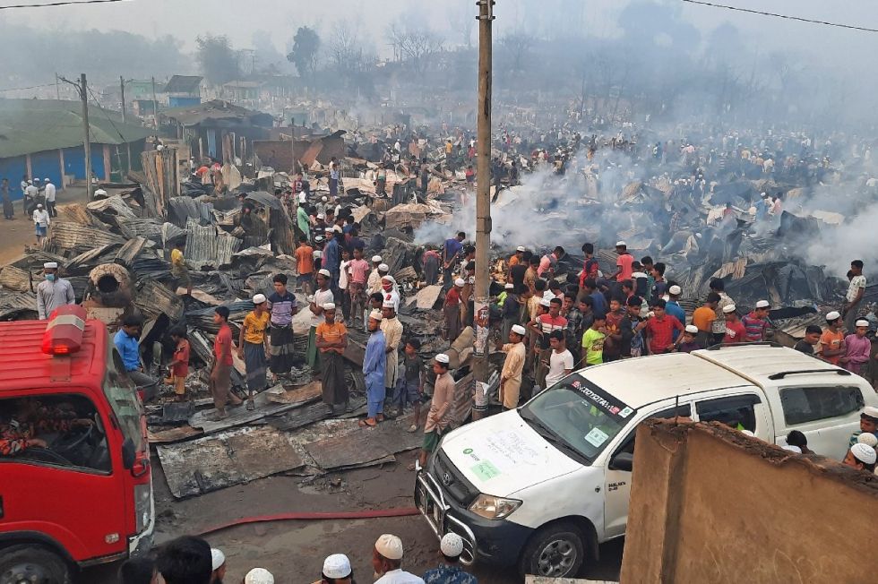Un incendio en un campo rohinyá en Bangladés deja al menos 15 muertos y 400 desaparecidos