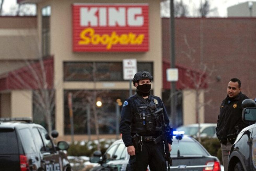 Reportan que hay 10 muertos en un tiroteo en supermercado de Colorado