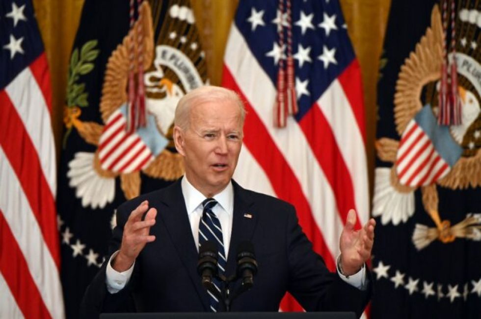Biden duplica meta de vacunación anticovid y dice que piensa postularse en 2024