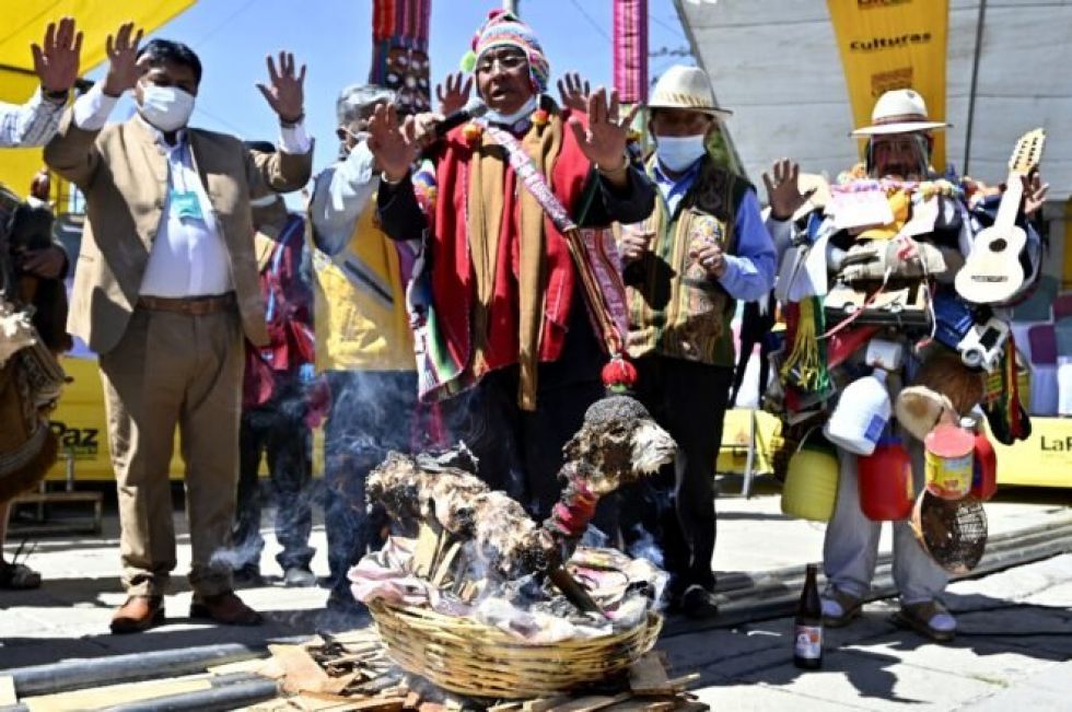 Deseos contra el covid-19 se hacen hueco entre las miniaturas del mercado de Alasitas en La Paz