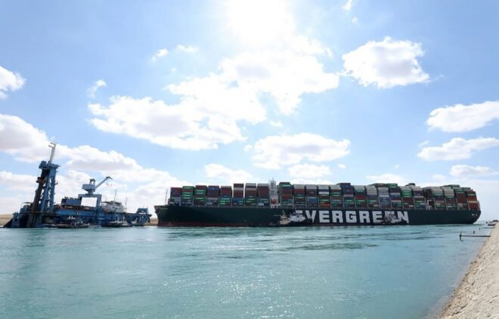 El canal de Suez sigue bloqueado y el flete marítimo duramente golpeado