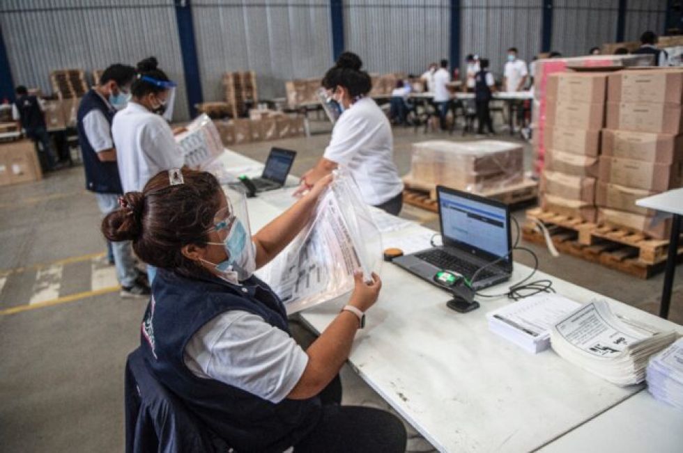 Perú inicia distribución cédulas y mascarillas para comicios del 11 de abril