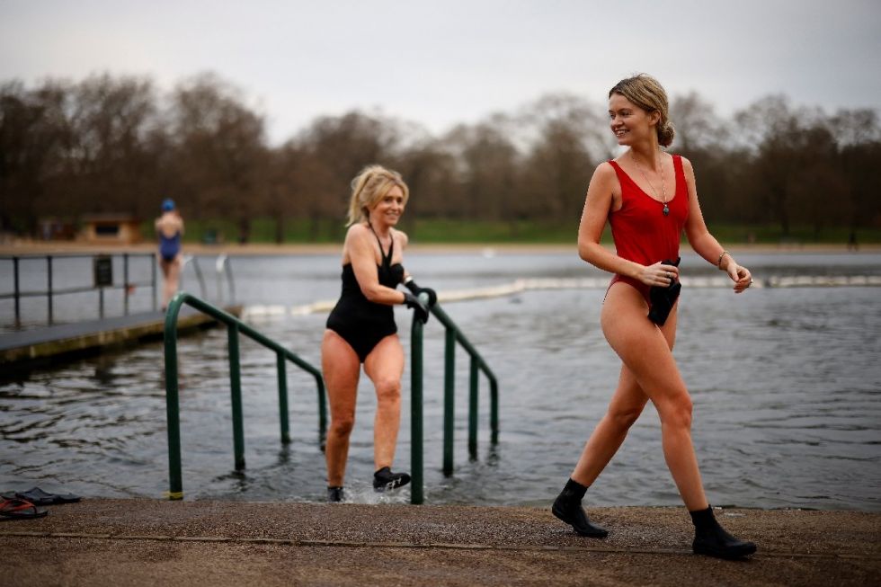 El desconfinamiento avanza en Inglaterra con pícnics y piscinas descubiertas