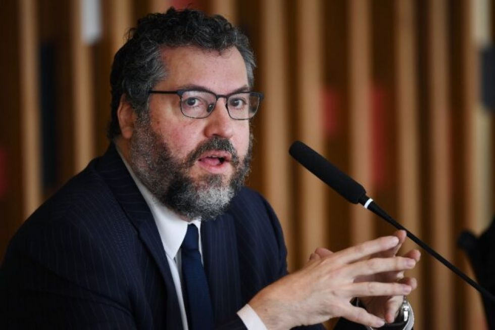 Canciller de Brasil renuncia en medio de críticas por falta de vacunas, según fuente