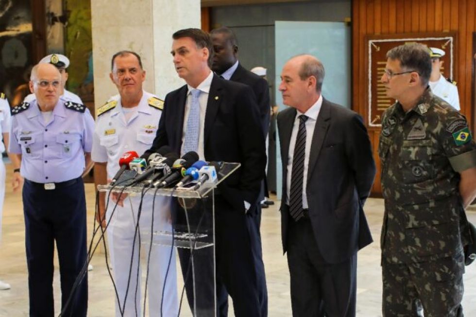 Bolsonaro releva a la cúpula militar, tras vasta reforma ministerial en Brasil