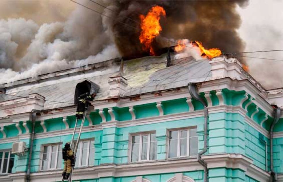Cirujanos rusos operan a corazón abierto en medio de un incendio