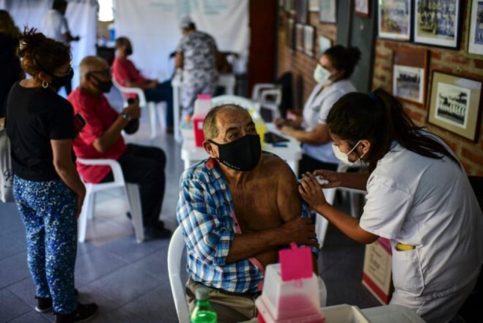 Argentina recibe otro millón de vacunas anticovid-19 y busca apurar campaña