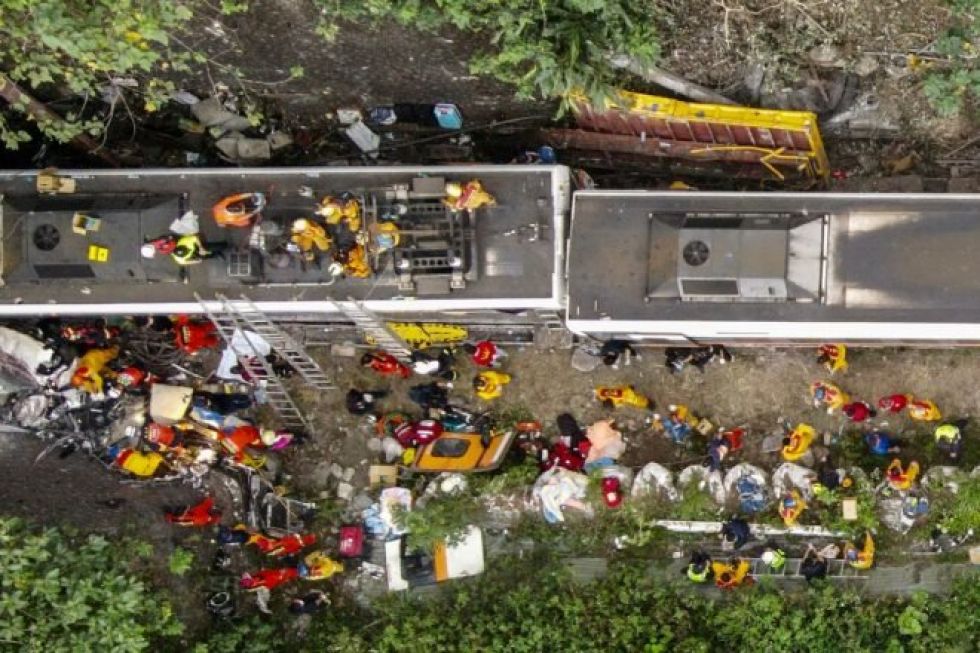 Reportan que 51 personas murieron en accidente de tren en Taiwán
