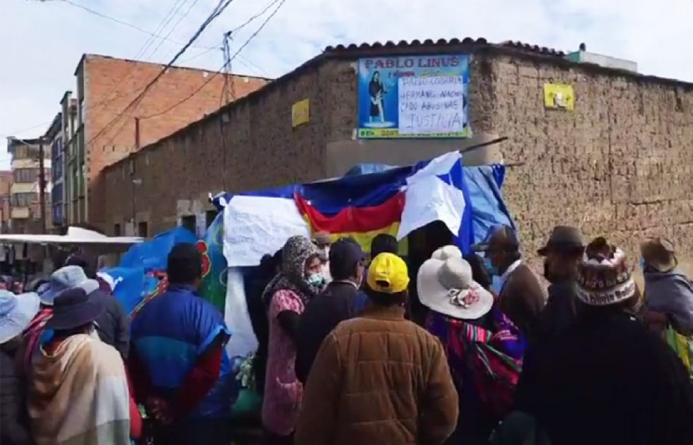 El Alto: Un padre echa a la calle a su esposa y sus dos hijas y genera indignación vecinal
