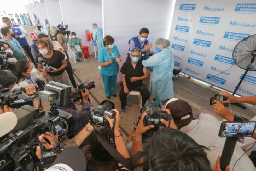 Siete médicos peruanos contraen covid-19 después de vacunarse
