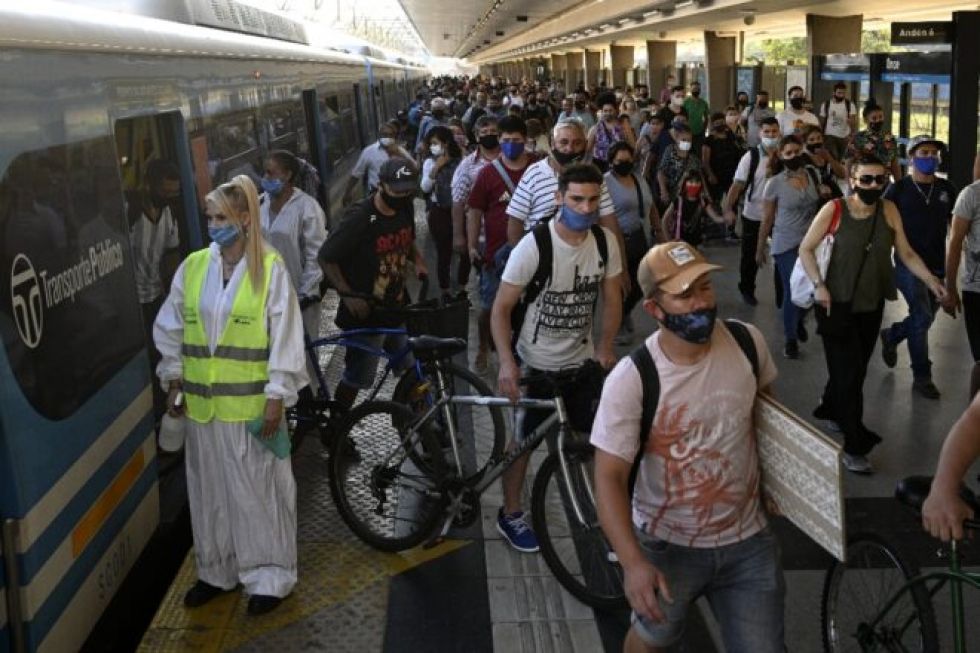 Argentina prohíbe circulación nocturna ante disparo de contagios de covid-19