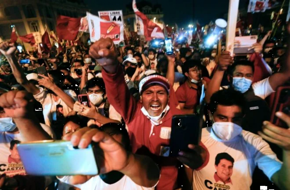 Perú vota en una presidencial sin favoritos en la semana más mortal de la pandemia