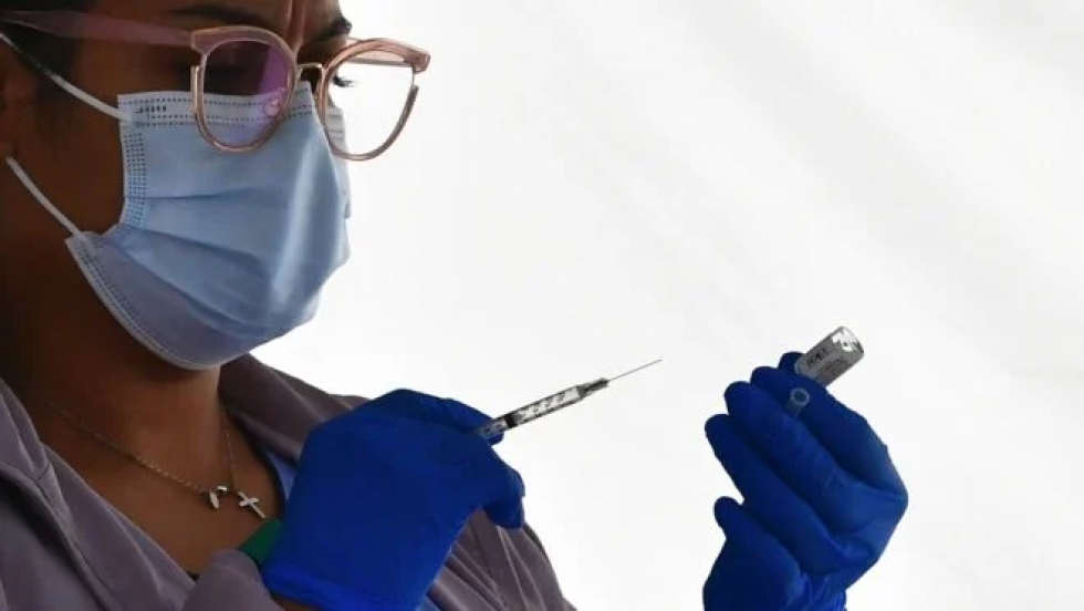 EEUU extiende pausa para vacuna de J&J, Pfizer acelera entregas a la UE
