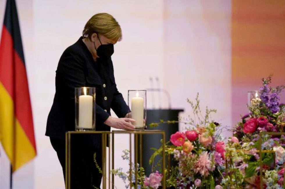 Alemania conmemora a sus muertos, Israel abandona la mascarilla en la vía pública