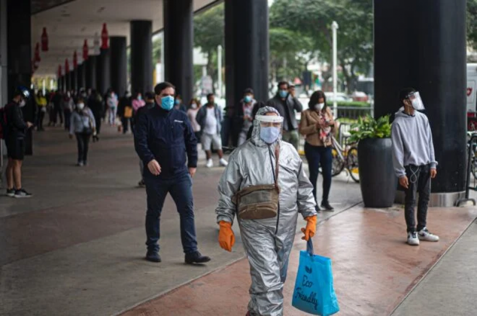 Perú impone uso obligatorio de máscara facial y mascarilla para compras por pandemia