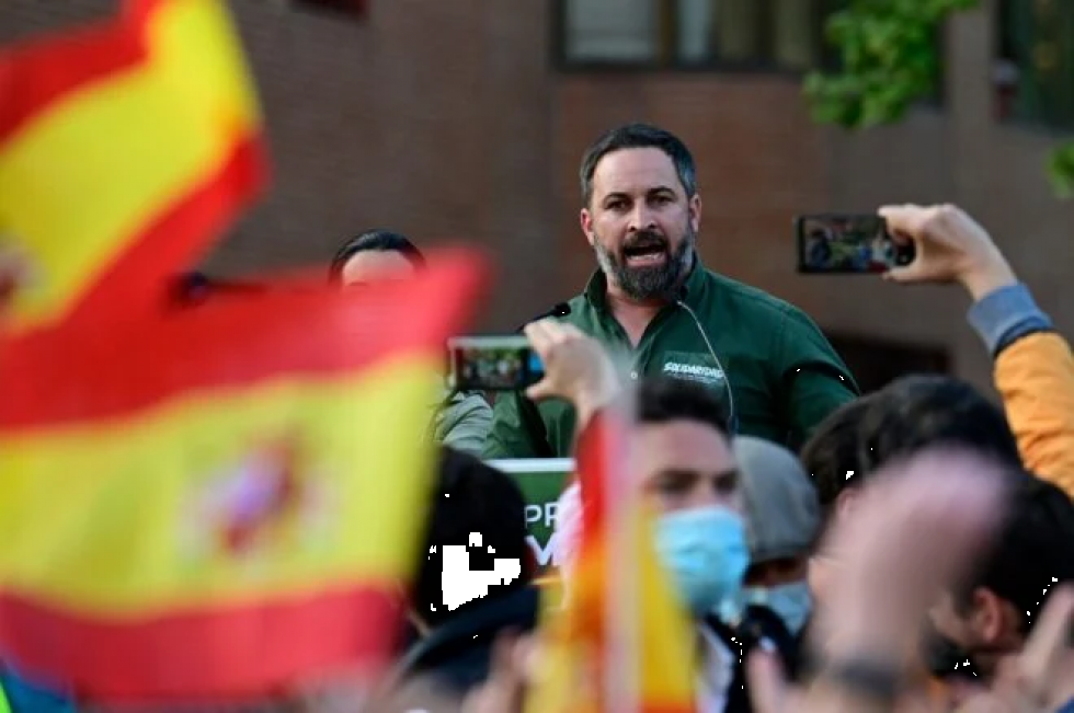 Surge escándalo en España por cartel de la extrema derecha sobre menores migrantes