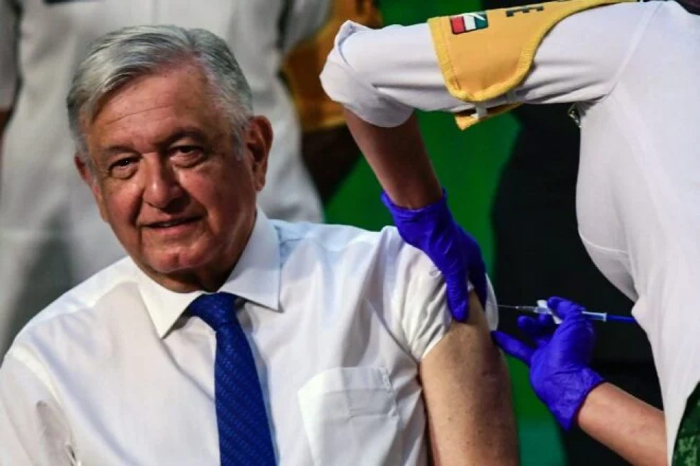 Presidente de México recibe vacuna contra covid-19 en público para convencer a escépticos