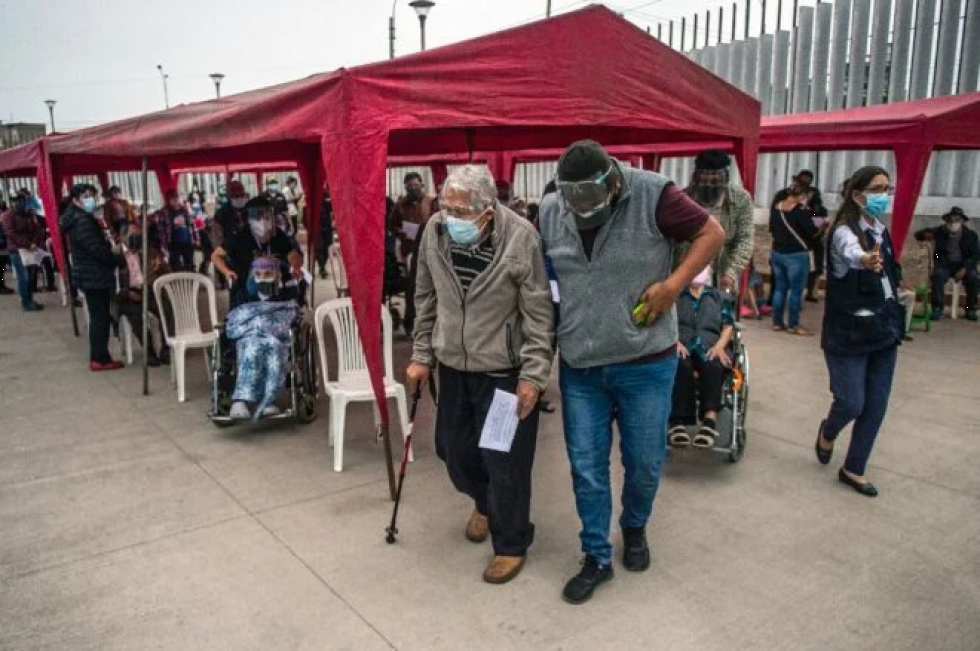 Perú pisa el acelerador en vacunación de ancianos contra covid-19