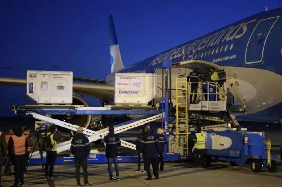 Llegan 384.000 vacunas Sinopharm a Argentina, en alerta por contagios de covid-19