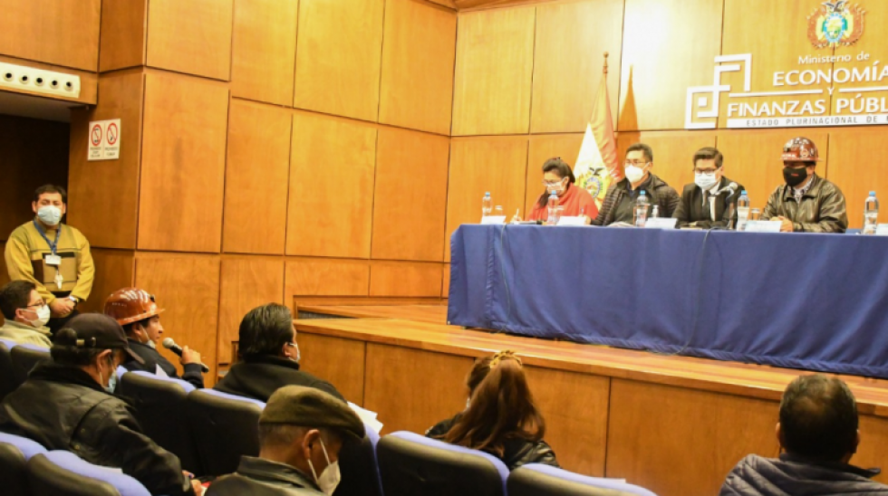 Gobierno plantea alza de 0,67%, pero solo al salario mínimo para evitar "descalabro" de la economía