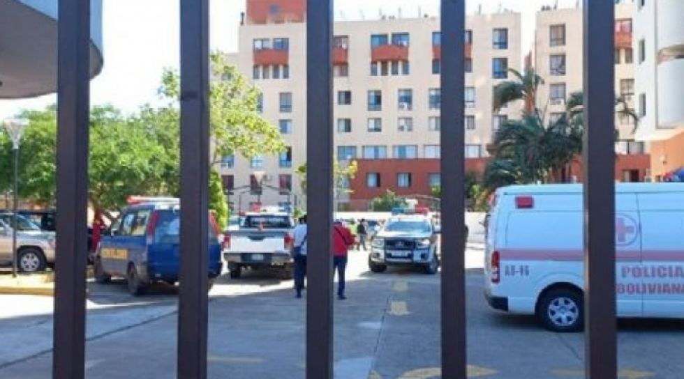 Investigan muerte de pareja tras caer del doceavo piso de un edificio en Santa Cruz