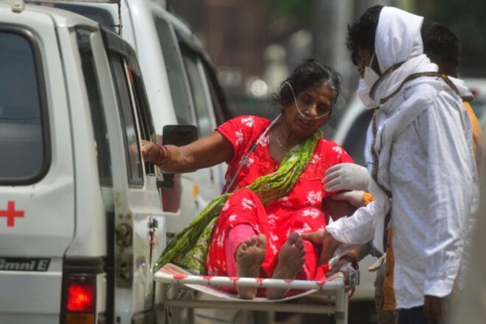 India registra récord de muertes por covid y se acelera producción de vacunas