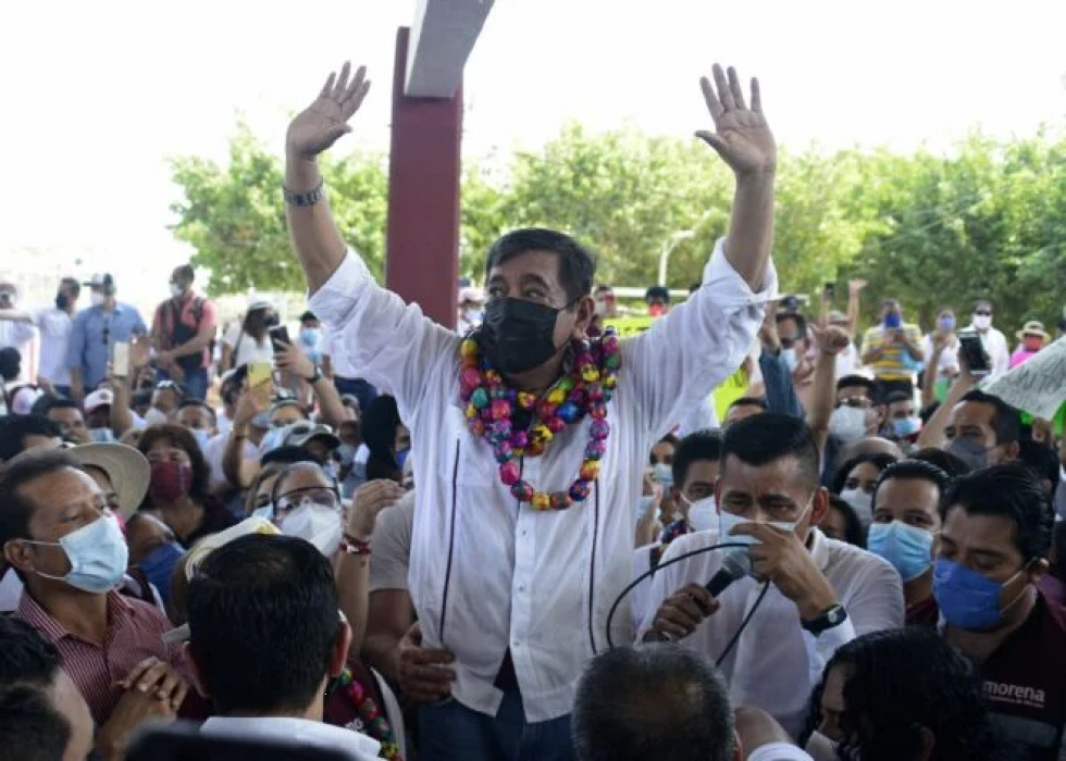 Presidente de México critica inhabilitación electoral de candidato señalado de abuso sexual