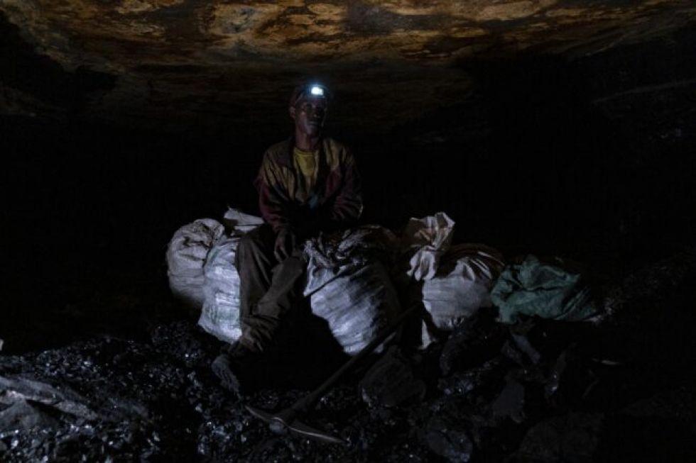 El carbón, el mísero sustento de los mineros ilegales de Sudáfrica