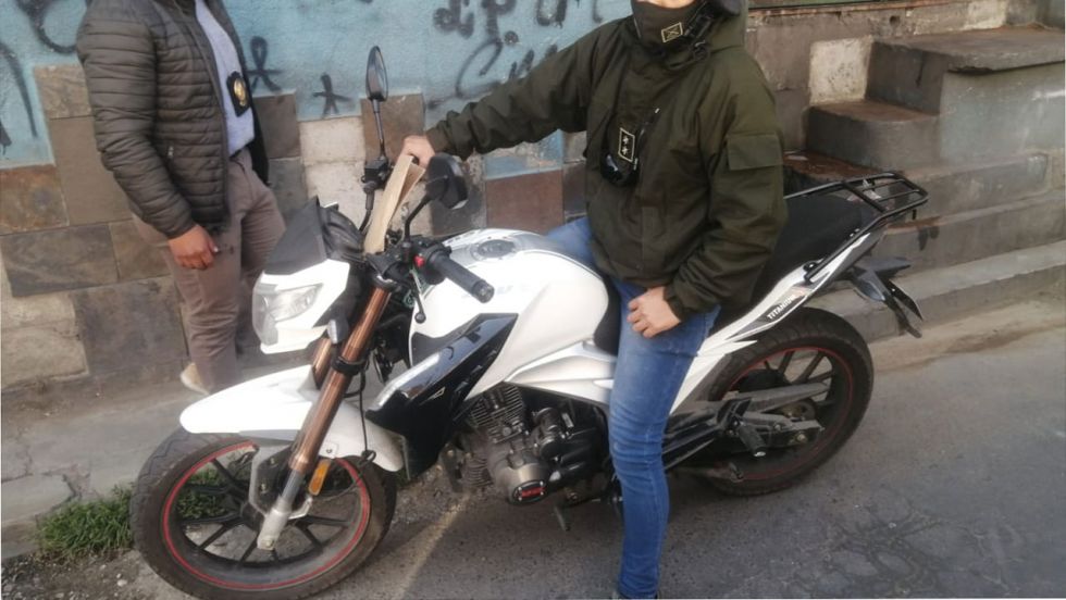 Capturan a falso policía que circulaba en motocicleta en La Paz