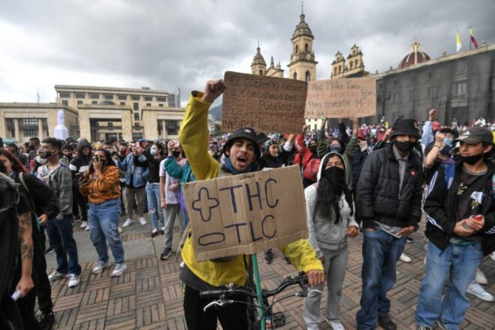 Una reforma tributaria que aprieta a la clase media y aviva protestas en Colombia