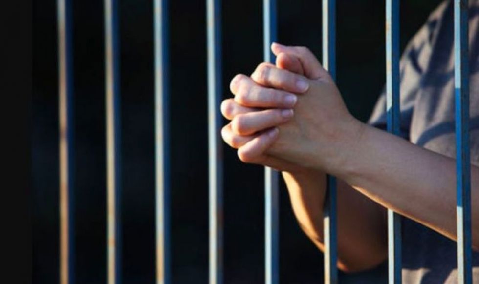 Tras 17 años, otorgan libertad condicional a mujer sentenciada por asesinato y que alegó legítima defensa