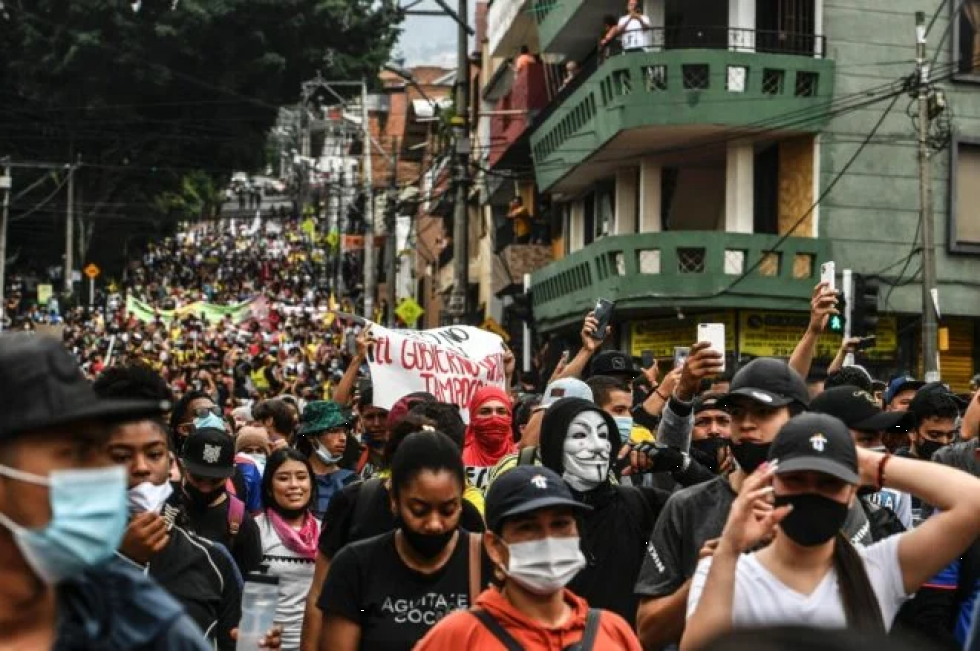 Reportan masivas protestas por cuarto día consecutivo contra reforma tributaria en Colombia