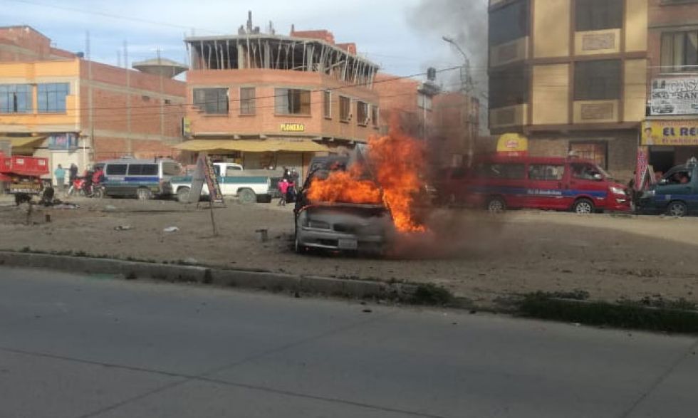 Vecinos queman vehículo de presuntos delincuentes en la ciudad de El Alto