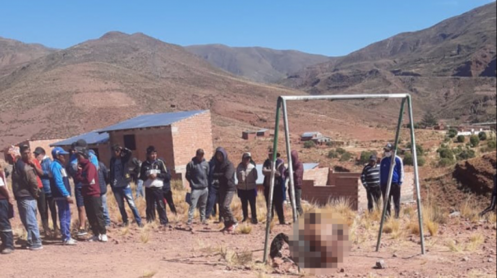 Golpean y queman a dos presuntos antisociales en Potosí
