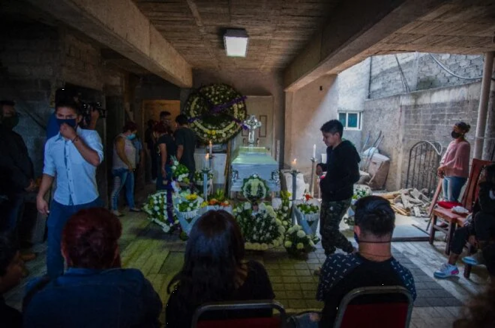 “No te vayas, hijo”, el último adiós a víctimas de accidente de metro en México