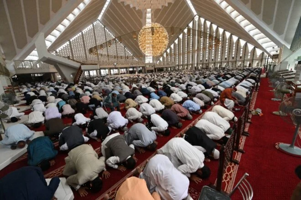 Las mezquitas se llenan en Pakistán a pesar de la tercera ola de covid-19