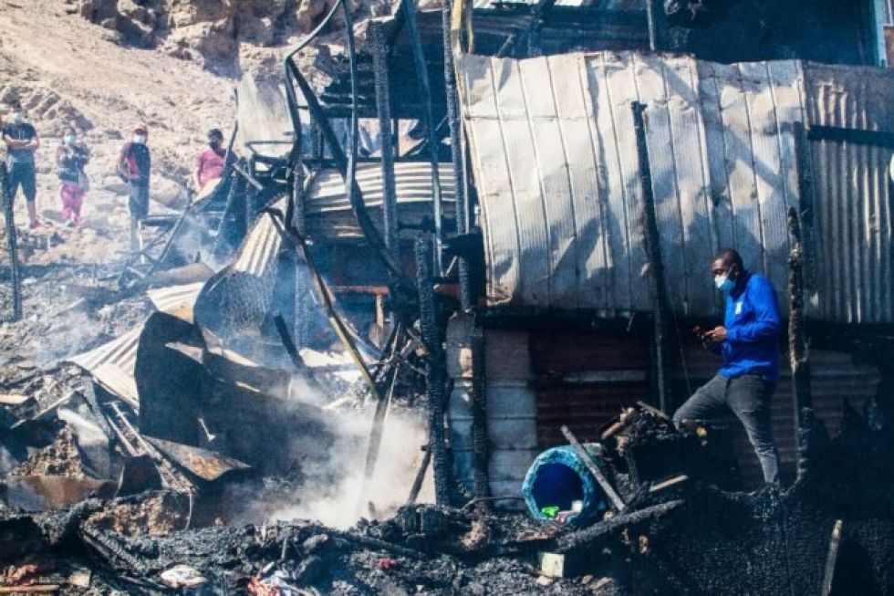 Incendio arrasa 45 viviendas en asentamiento irregular en el norte de Chile