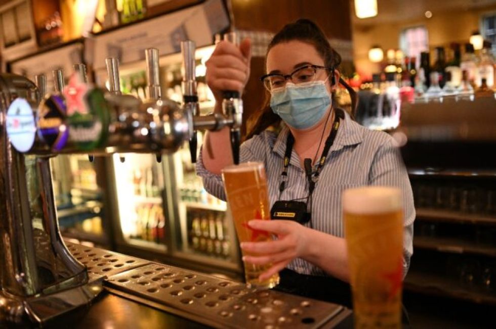 Inglaterra prosigue el desconfinamiento pese al temor por la variante india del coronavirus