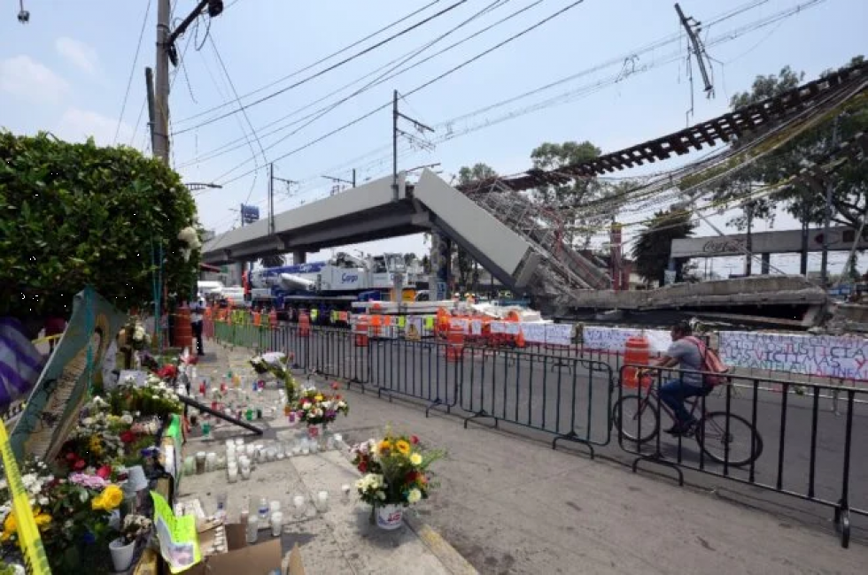 Familiares de víctimas de accidente del metro en México piden justicia a la fiscalía