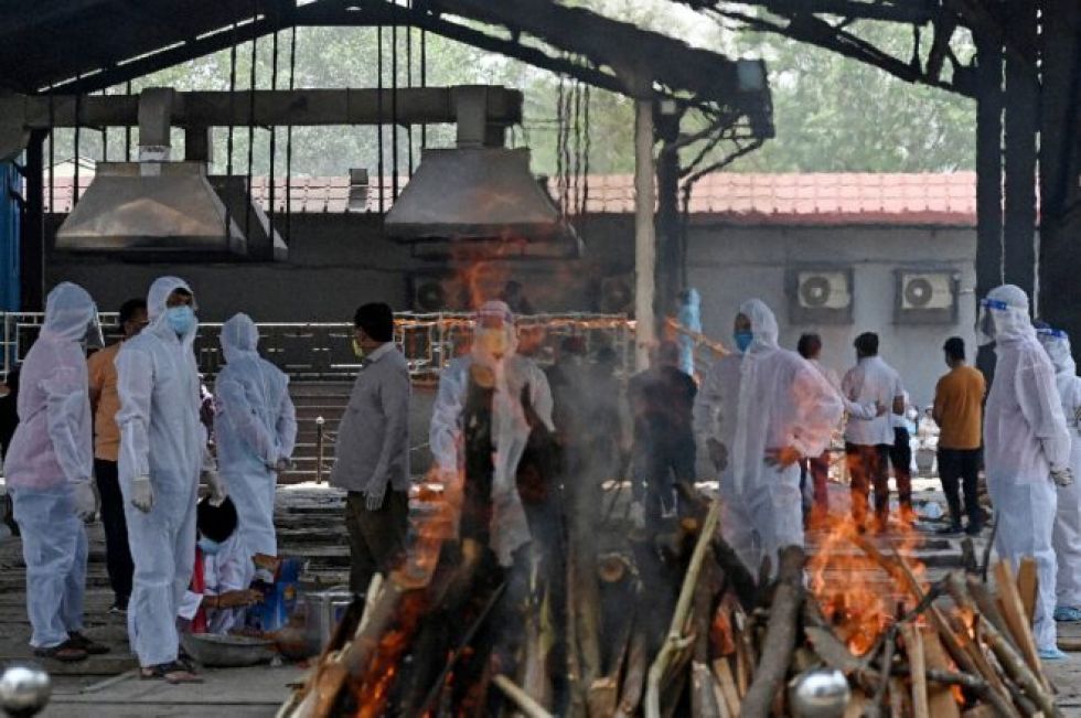 Voluntarios de todas las religiones ayudan en los funerales en India
