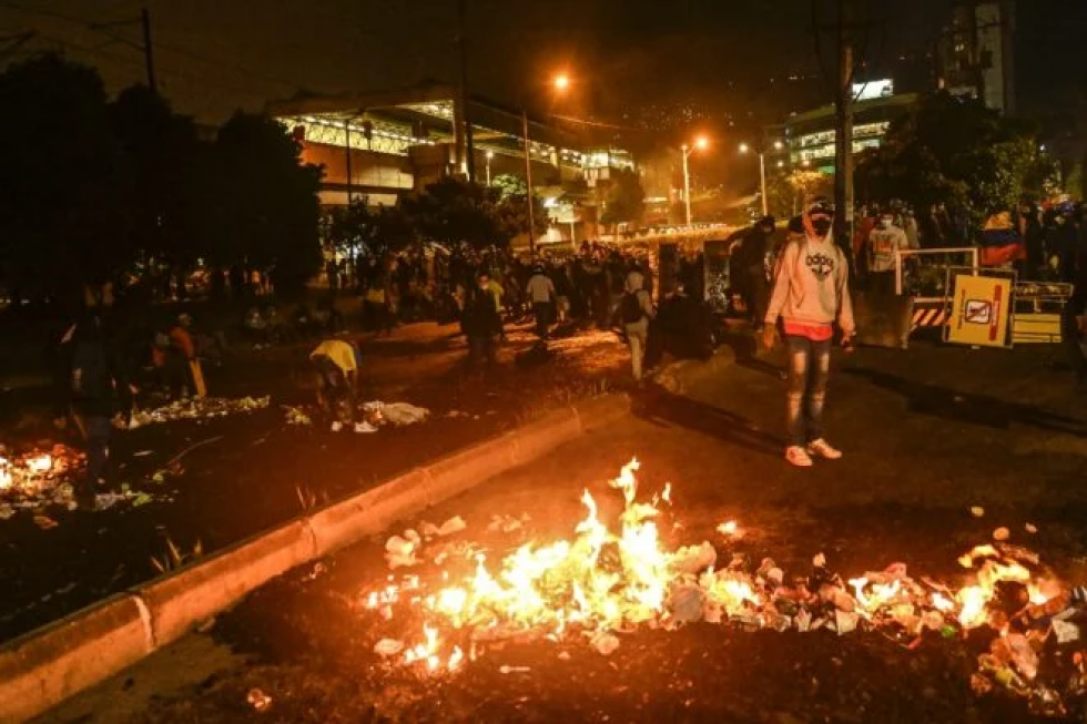 Al menos un muerto y varios destrozos en nueva jornada de protestas en Colombia