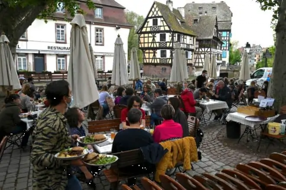 “¡Esperaba con ansia este día!”, los franceses regresan a cafés y museos tras seis meses de cierre