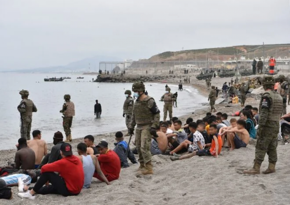 Reportan calma en la frontera de Ceuta y choques con migrantes en Marruecos