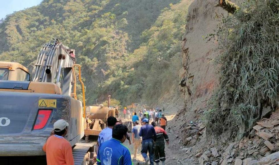 Un trabajador del Sedcam pierde la vida tras derrumbe en una carretera en Yungas de La Paz