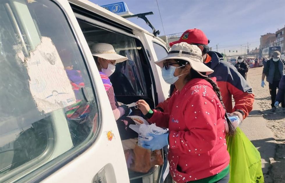 El Alto: rigen sanciones y Eva Copa sale a las calles a controlar y repartir barbijos
