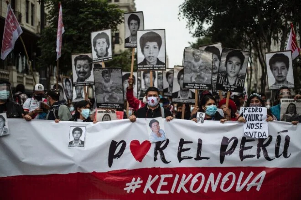Miles marchan en Perú en rechazo a candidata Keiko Fujimori